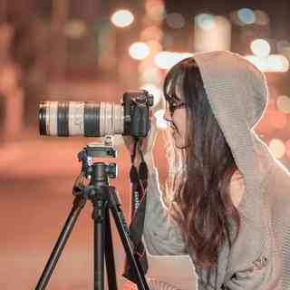 femme prenant une photo