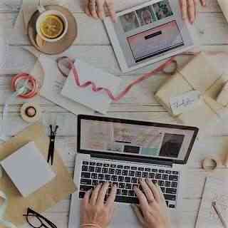 bureau avec ordinateur portable